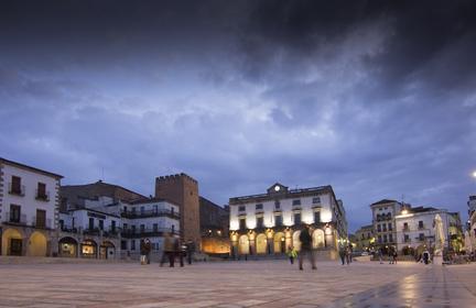 Preciosa vista nocturna de la Plaza Mayor de Cáceres