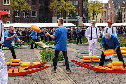 Turístico mercado del queso en la localidad de Alkmaar