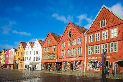 Colorida calle de Bergen, Noruega