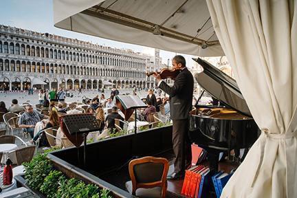 Violinista en directo en el café Florian amenizando a los turistas asistentes