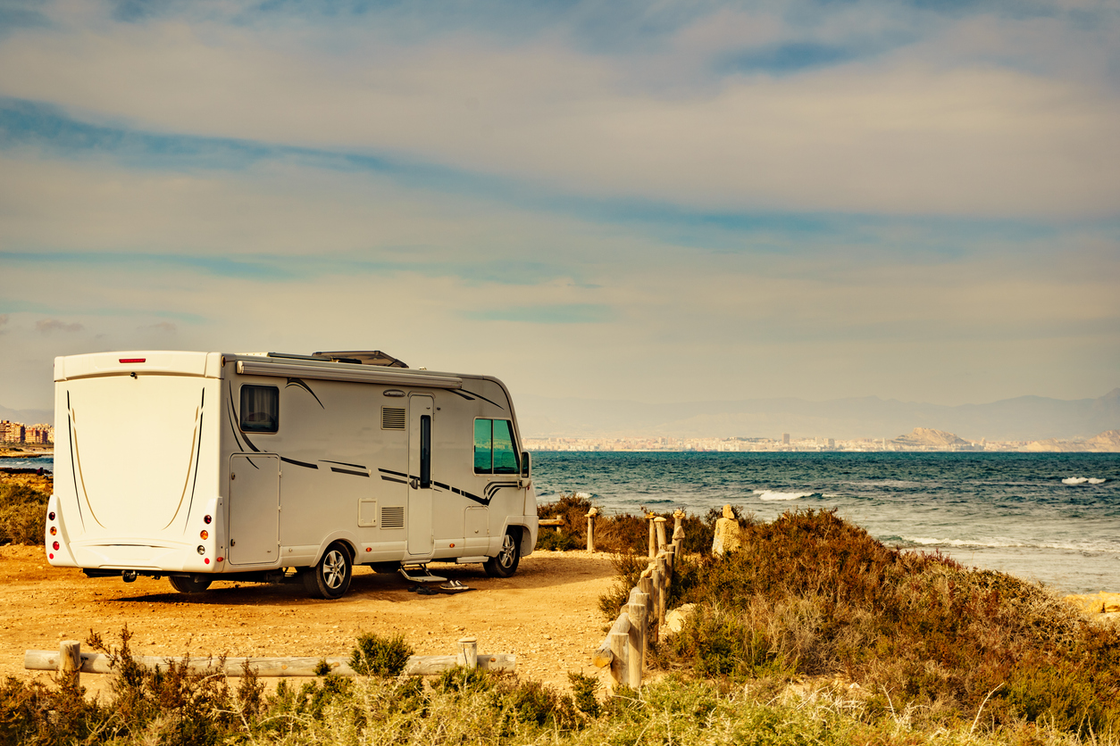Autocaravana junto al mar Mediterráneo