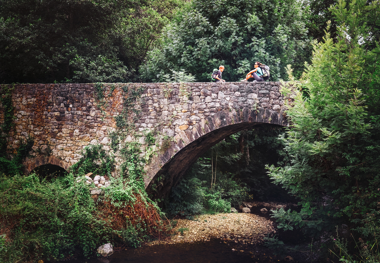Madre e hijo haciendo el Camino de Santiago (© istockphoto)