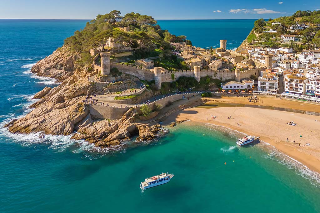 Belleza de la arquitectura y la costa de Tossa de Mar
