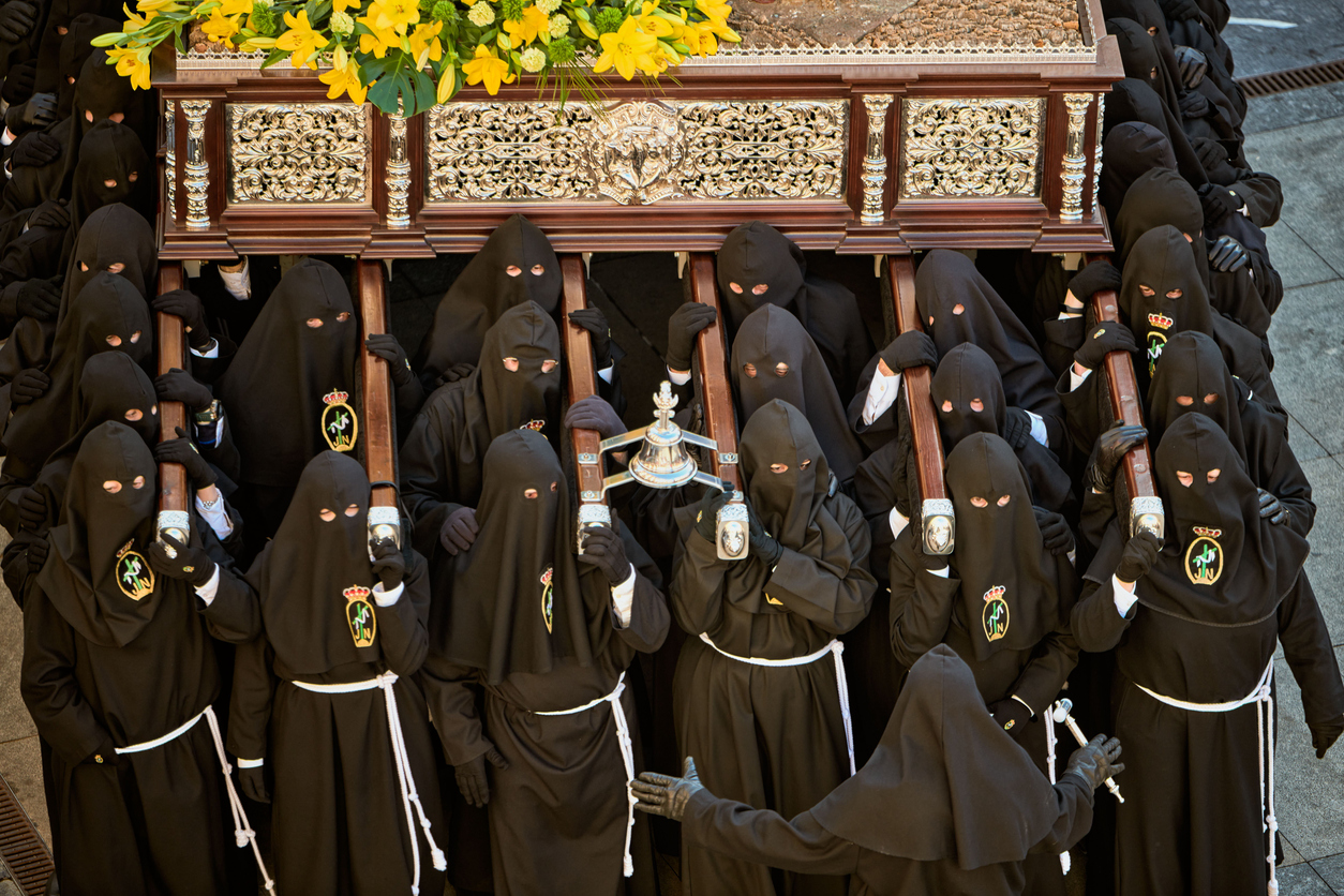 Penitentes procesionando en Astorga, León