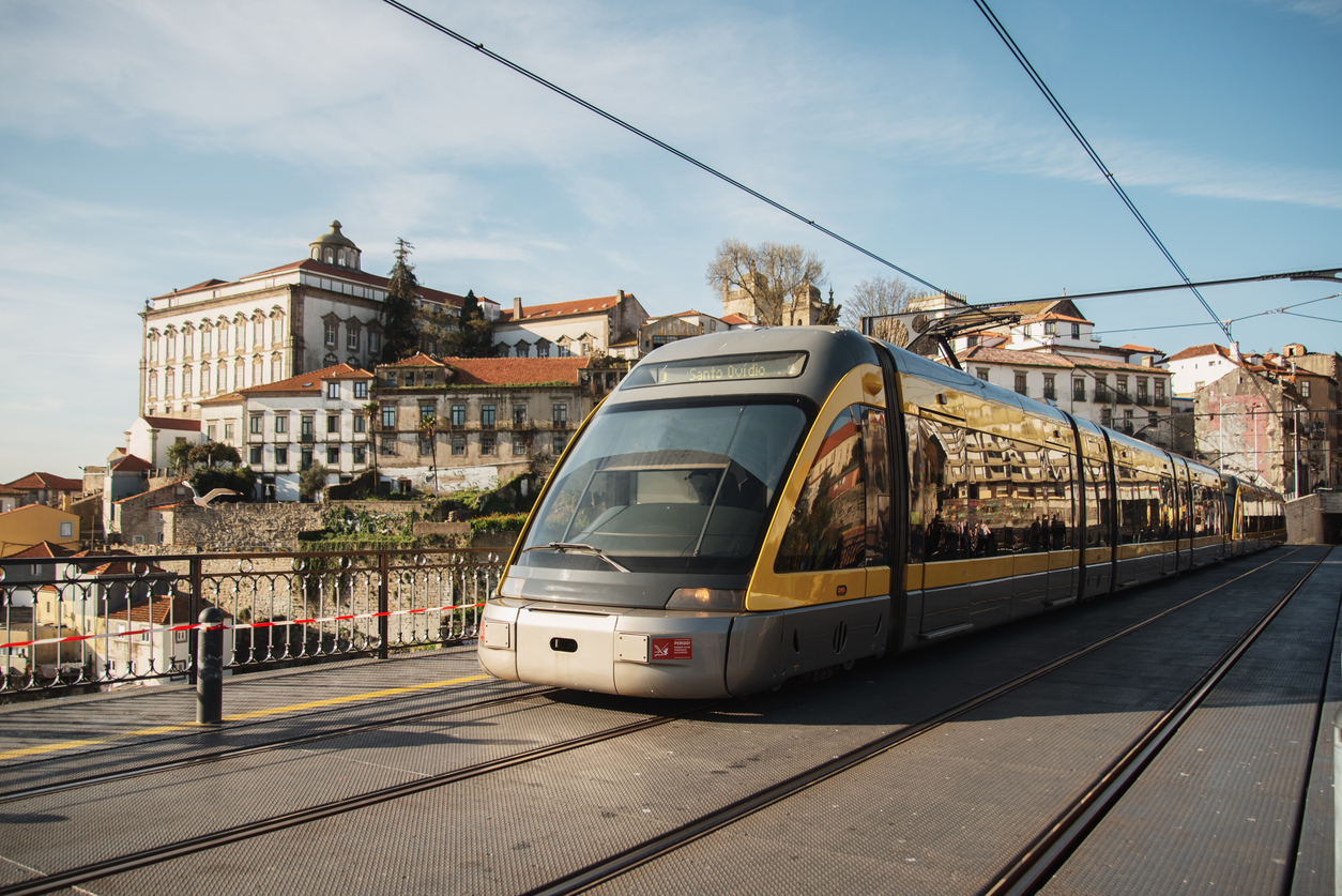 Tranvía sobre el puente Don Luis I en Oporto, Portugal