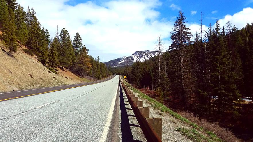 Carretera hacia las Montañas Rocosas